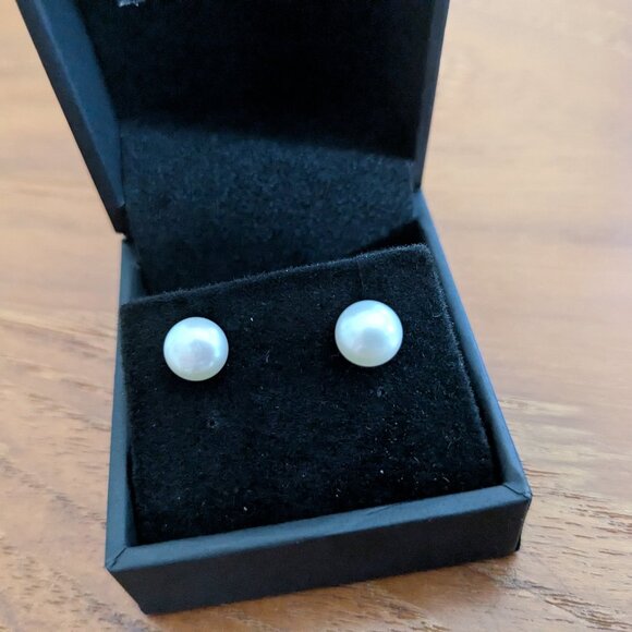 NEW Classic Luminous Pearl Stud Earrings Timeless Elegant with Gift Box - Picture 3 of 4